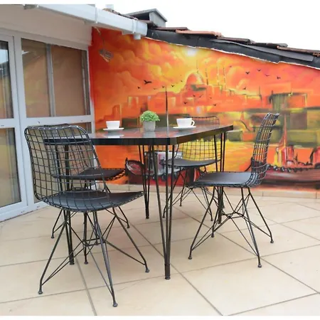 La Casa Hotel *