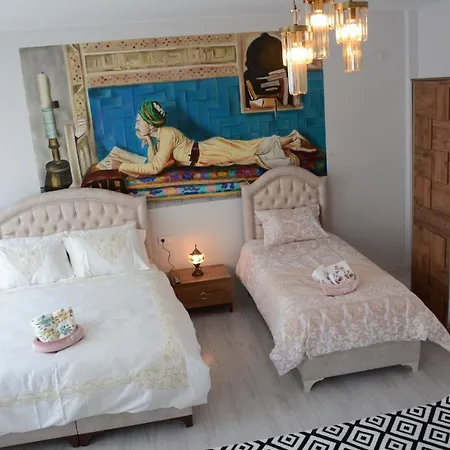 La Casa Hotel *